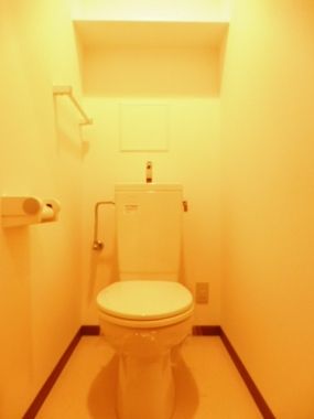 【トイレ】　ごくごく普通のトイレです。右奥に電源あります。【イメージ写真】
